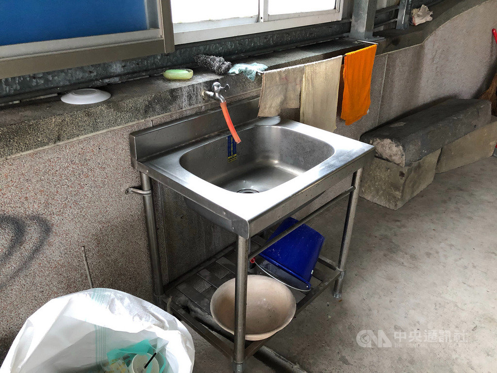 苗栗縣一名21歲未婚媽媽劉姓女子,涉嫌將剛出生不久的男嬰抱到一處土地公廟旁的不鏽鋼水槽溺斃,棄屍草叢。劉女向警方供稱,因養不起才不想留下,情緒一度潰堤表示,「對不起,有緣再當我兒子。」(翻攝畫面)中央社記者魯鋼駿傳真 108年2月24日