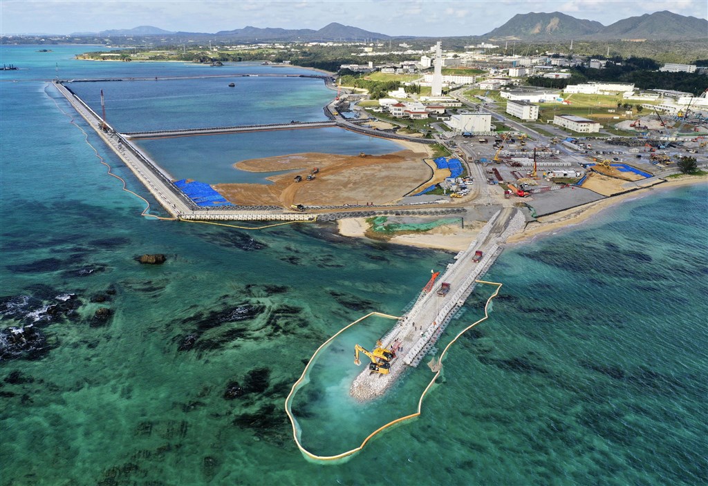 2018年12月14日,日本政府將土石倒入邊野古沿岸地區進行填海造地。(檔案照片/共同社提供)