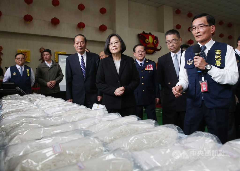 總統蔡英文(左4)25日出席海巡署破獲全國最大宗新興毒品物流倉儲記者會,與海洋委員會主委李仲威(左3)、海巡署長陳國恩(右3)、內政部長徐國勇(右2)視察破獲的毒品。右為海巡署偵防分署長張忠龍。中央社記者鄭傑文攝 108年2月25日
