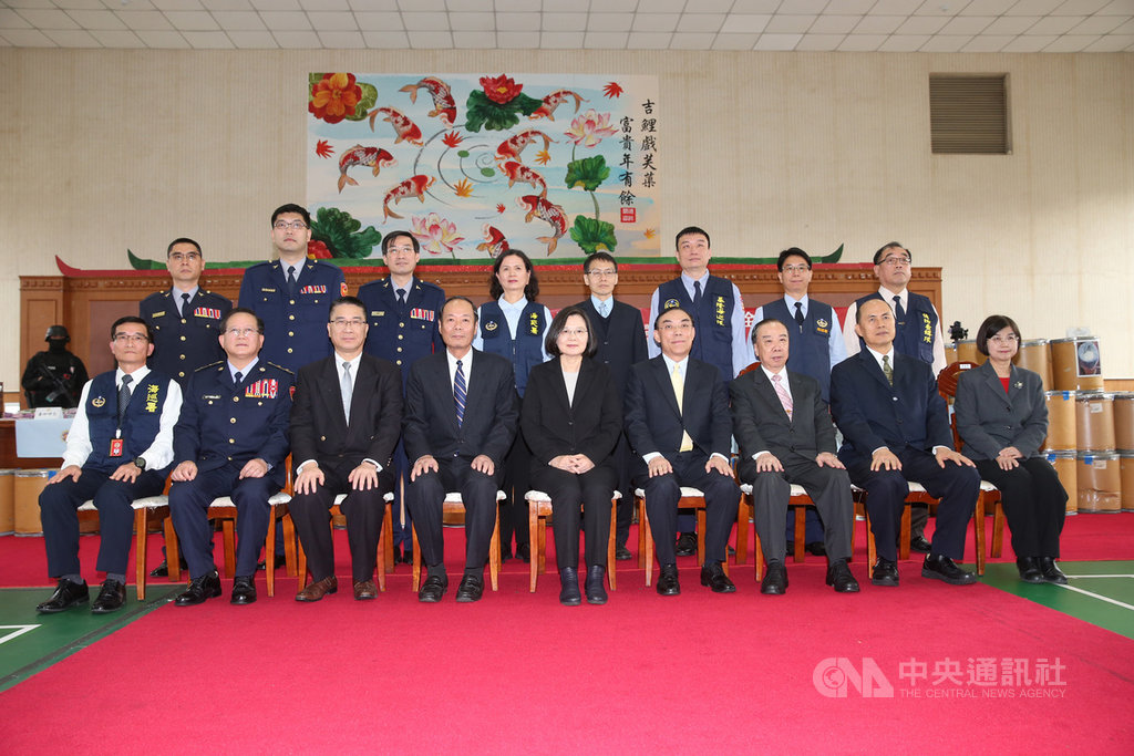總統蔡英文(前中)25日在海巡署出席「海巡破獲全國最大宗新興毒品物流倉儲記者會」,與緝毒有功人員合影。中央社記者鄭傑文攝 108年2月25日