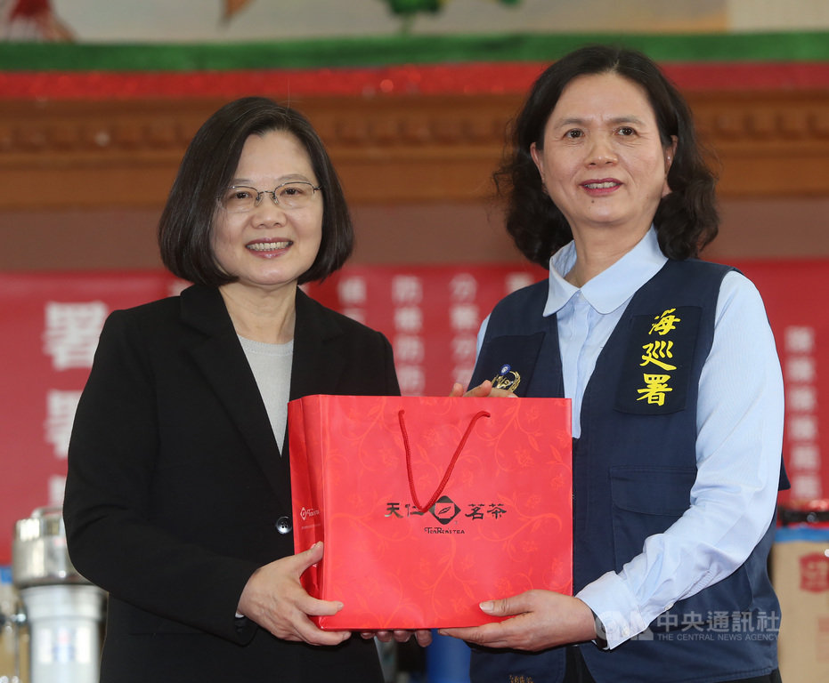 總統蔡英文(左)25日在海巡署出席「海巡破獲全國最大宗新興毒品物流倉儲記者會」,頒獎慰勉破獲毒品有功人員。中央社記者鄭傑文攝 108年2月25日