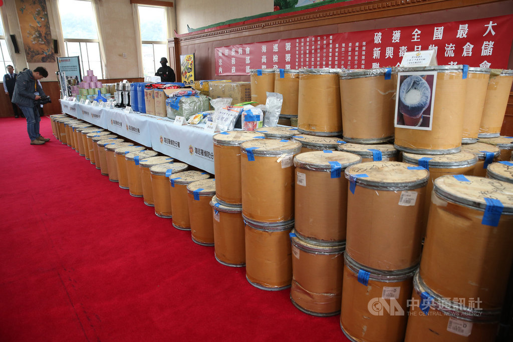 海巡署25日舉行記者會,宣布破獲全國最大宗新興毒品物流倉儲,查獲大麻膏2.8公斤、K他命60公斤、毒咖啡包509包、變種毒品「喵喵」原料「2-溴-4-甲基苯丙酮」2653公斤,以及二、三級混合型毒品11公斤等,估市價達新台幣10億元。中央社記者鄭傑文攝 108年2月25日