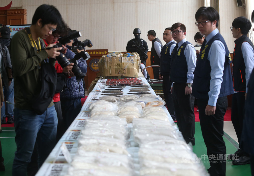 海巡署25日舉行記者會,宣布破獲全國最大宗新興毒品物流倉儲,這次查獲毒品概估市價達新台幣10億元,K他命約可供12萬人次吸食、「喵喵」原料製成約可供500萬人次吸食,若流入市面,對社會治安及國人健康影響難以估算。中央社記者鄭傑文攝 108年2月25日
