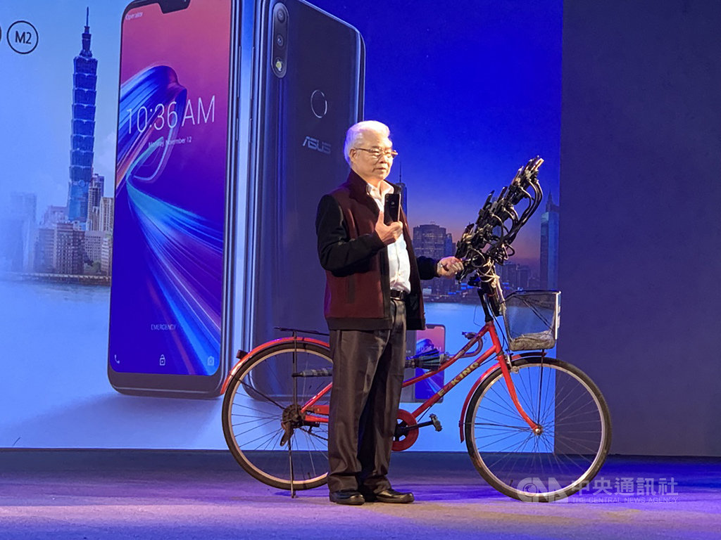 電腦品牌廠華碩日前發表大電量手機ZenFone Max Pro(M2),邀請一次用21支手機抓怪的「寶可夢阿伯」陳三元分享使用經驗。中央社記者吳家豪攝 108年2月26日