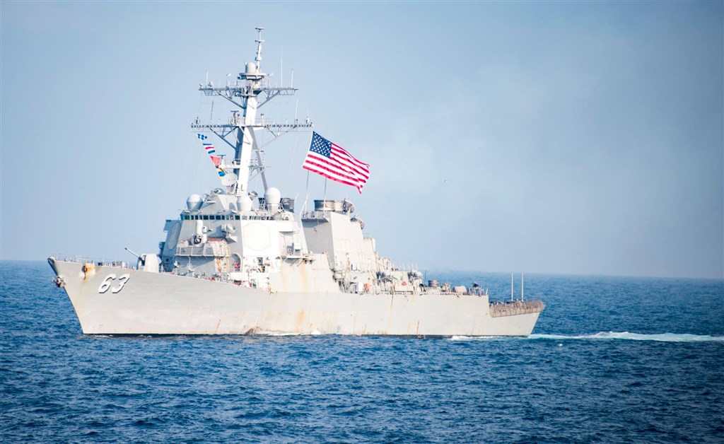 美國2艘軍艦25日穿越台灣海峽,分別是一艘驅逐艦和一艘後勤彈藥補給艦。圖為美軍驅逐艦史塔森號。(圖取自facebook.com/USSSTETHEMDDG63)
