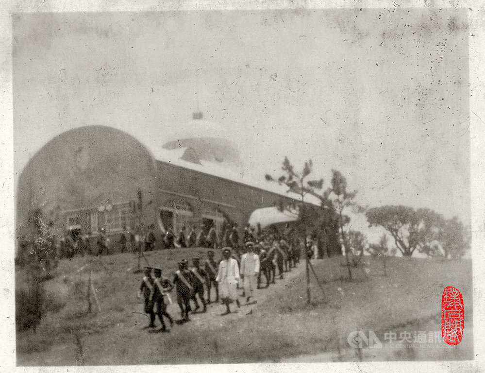 花蓮高爾夫球場內一座逾90年的老舊建築,為日治時期所遺留,文史工作者葉柏強表示,他從收藏的繪葉書「台灣風景明信片」發現,當年米崙高爾夫球場內招待所中央有一圓形拱頂,目前已經不見,弧形入口及主要結構體大致保留原貌,具相當的稀有性。(葉柏強提供)中央社記者李先鳳傳真 108年2月27日