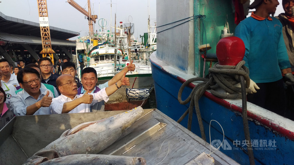 行政院長蘇貞昌(左2)27日到屏東東港漁市場視察「卸魚不落地」等漁業惠民政策,媒體詢問對於新內閣民調4成6的看法,他表示,希望民眾能夠越來越滿意。中央社記者郭芷瑄攝 108年2月27日