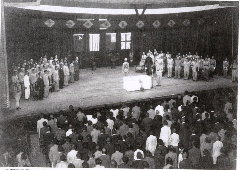 1945年10月25日,中華民國將領代表同盟國在中山堂接受在台日軍投降。(圖取自維基共享資源,版權屬公有領域)