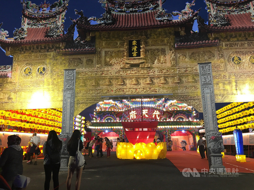 2019台灣燈會宗教燈區齊聚12個宗教團體,打造各具特色的燈飾作品,東港東隆宮打造黃金牌樓,華麗亮眼。中央社記者郭芷瑄攝 108年2月28日
