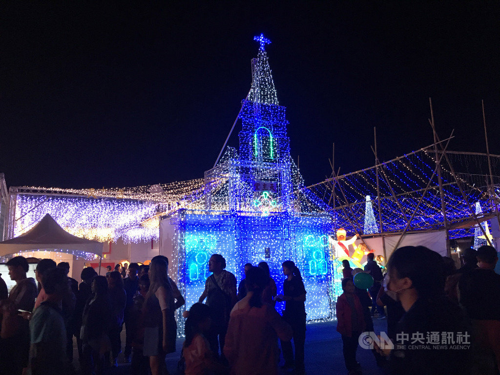 2019台灣燈會宗教燈區共有12個宗教團體共同參展,打造各式創意燈飾,基督教燈組設有VR(虛擬實境)設施體驗,吸引滿滿人潮。中央社記者郭芷瑄攝 108年2月28日