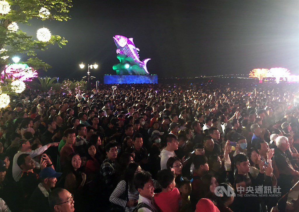 台灣燈會1日全天入園人數達169萬人次,再創單日新高,讓今年燈會順利累積突破千萬參觀人次。中央社記者郭芷瑄攝 108年3月1日