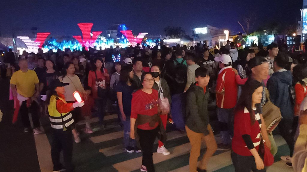 在屏東大鵬灣舉行的台灣燈會2月28日爆出單日167萬人次,造成大塞車,多數民眾在晚上8時看完無人機燈光秀後離園,回程人潮爆滿。(屏東縣政府提供)中央社記者郭芷瑄傳真 108年3月1日