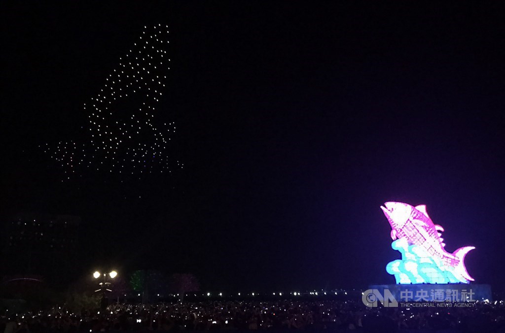 2019台灣燈會在屏東,主燈「巨鮪來富」每晚定時上演的燈光秀燦爛吸睛,搭配Intel無人機空中精湛演出,成功捕捉民眾目光。中央社記者郭芷瑄攝 108年3月1日