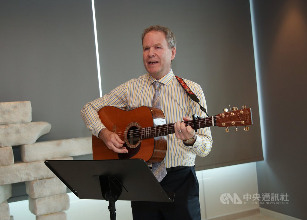 加拿大駐台北貿易辦事處政經暨公共事務處處長馬孟凱(Michael McCulloch),他從十幾歲的時候就開始彈吉他,20歲左右開始寫歌。在他多年的外交生涯中,他也常在各種不同場合透過音樂來推外交。中央社記者張新偉攝 108年3月3日