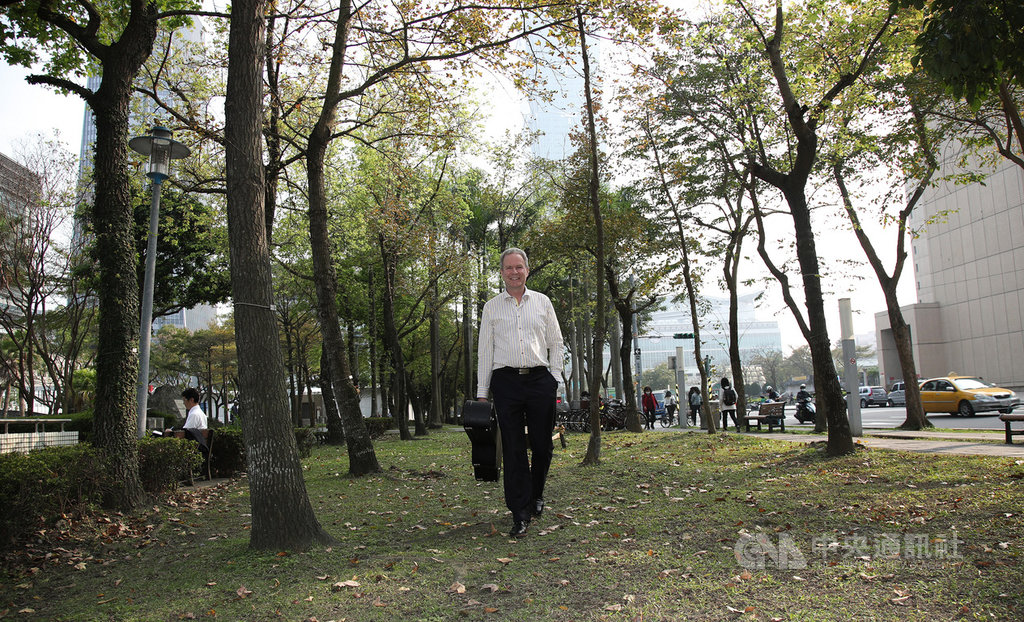 加拿大駐台北貿易辦事處政經暨公共事務處處長馬孟凱(Michael McCulloch)透露,他正在創作一套集成曲,目前已完成一半,希望未來一個月內能全部完成。順利的話,計劃在夏天舉辦一場音樂會,發表他的最新作品。中央社記者張新偉攝 108年3月3日