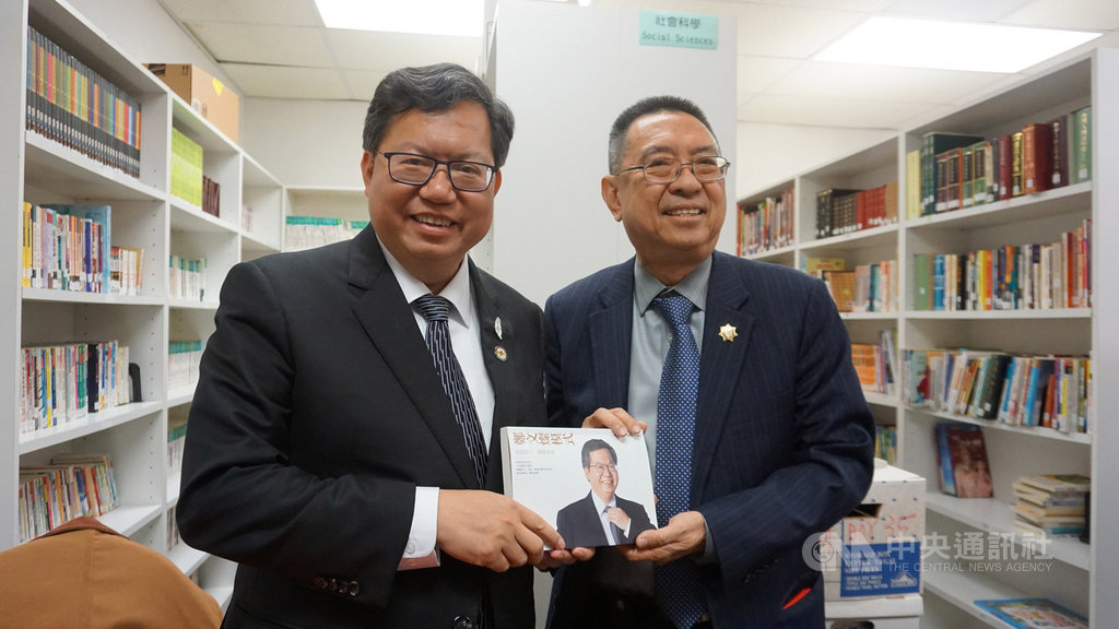 桃園市長鄭文燦2日參觀大洛杉磯台灣會館,在圖書室留下一本簽了名的著作「鄭文燦模式」。中央社記者林宏翰洛杉磯攝 108年3月3日