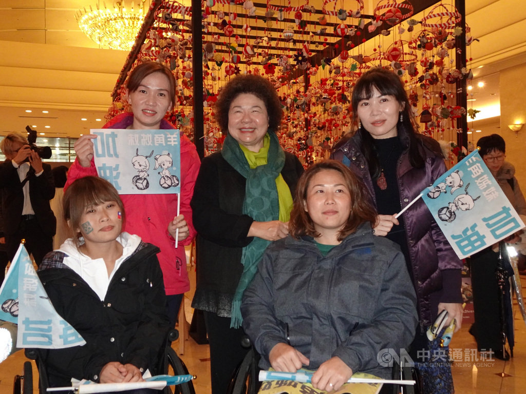 2019東京馬拉松3日起跑,4年前高雄石化氣爆傷者、「羊角姐妹」林黛甄、陳姿予參加競速輪椅賽,總統府秘書長陳菊到東京為她們加油打氣。中央社記者楊明珠東京攝 108年3月3日