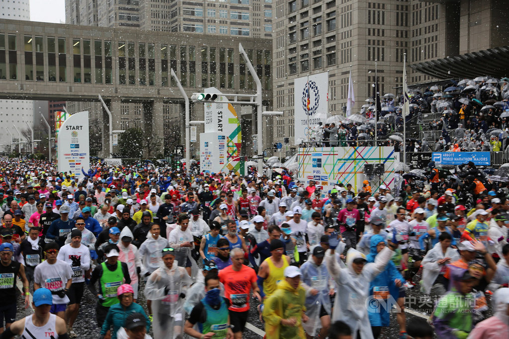 2019東京馬拉松3日開跑,有3萬8000人參加,人數創新高。跑者在氣溫約攝氏6度的雨中奔跑,體力不支。中央社記者楊明珠東京攝 108年3月3日