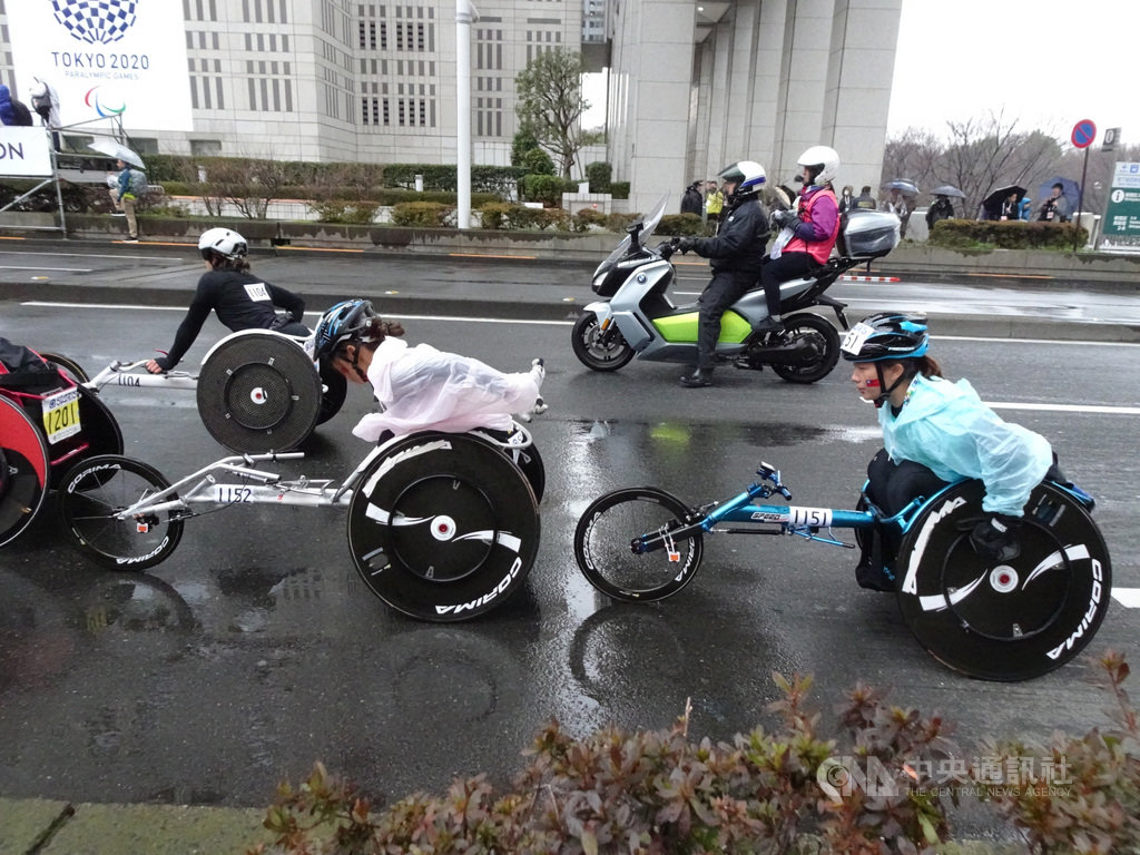 2019東京馬拉松開跑,4年前高雄石化氣爆傷者、「羊角姐妹」林黛甄(右)、陳姿予參加競速輪椅賽,因天候不佳,沒能完賽。中央社記者楊明珠東京攝 108年3月3日