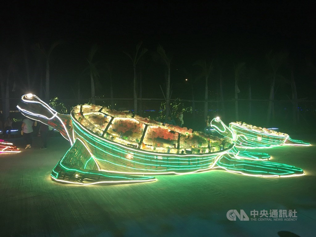 台灣燈會處處見環保,綠能環保燈區「龜龜相護」的綠蠵龜家族,龜殼由小琉球淨灘回收的寶特瓶製成,展現出海洋廢棄物不同的美感。(中央社檔案照片)