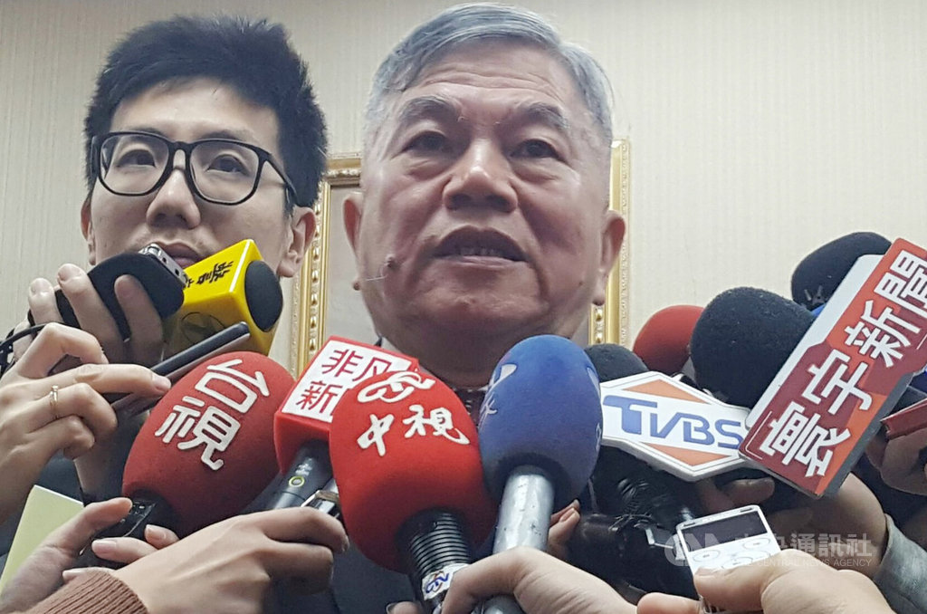 經濟部長沈榮津(右)4月列席立法院經濟委員會,針對經濟部日前表態主張電價無須調漲,沈榮津說明,依今年國際油價相對沒有調漲壓力,因此會主張不須調漲的立場,但最終仍尊重電價費率審議會決定。中央社記者廖禹揚攝 108年3月4日