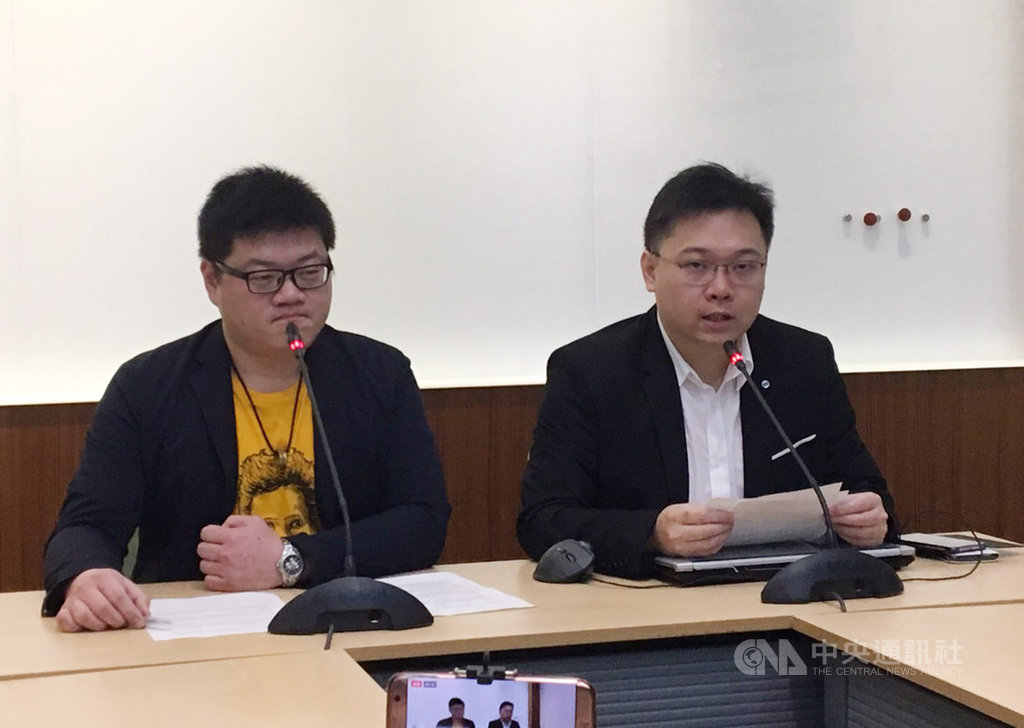以核養綠公投發起人黃士修(右)4日表示,將提出「重啟核四」、「核能減煤」兩個公投案,目前兩案都已達公投提案門檻,下午將送中選會提案。中央社記者陳俊華攝 108年3月4日