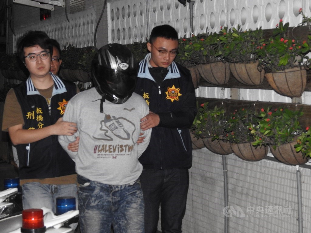 位於新北市板橋區遠東路的玉山銀行4日下午遭人持玩具槍搶劫,歹徒翻越櫃檯拿走抽屜內新台幣50萬元現金後逃逸,警方循線追緝,晚間7時許逮獲搶匪葉姓男子(中)。中央社記者王鴻國攝 108年3月4日