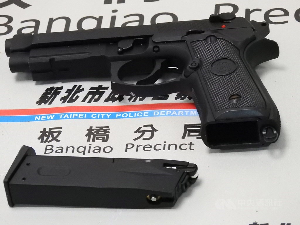 葉姓男子疑因債務問題,4日下午持玩具槍到新北市板橋區遠東路的玉山銀行搶劫,得手後逃逸,警方積極追緝,晚間火速將人逮捕,起出作案用玩具槍。中央社記者王鴻國攝 108年3月4日
