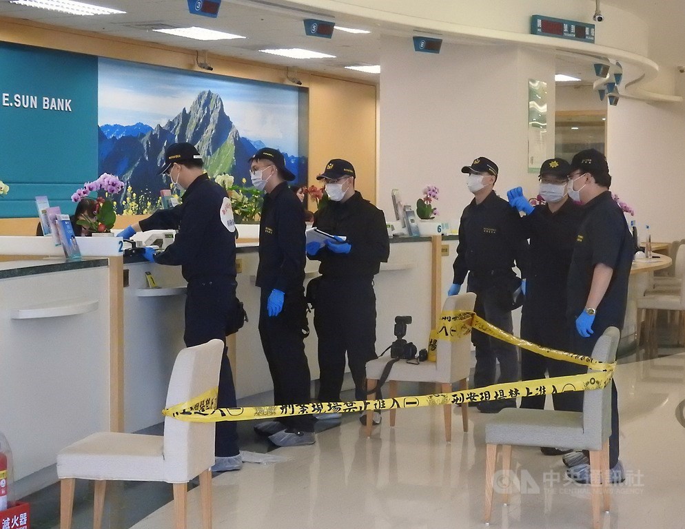一名搶匪4日下午戴著安全帽及口罩,持槍闖入新北市板橋區遠東路上的玉山銀行行搶,得手約新台幣50萬元後逃逸,警方獲報到場蒐證。中央社記者王鴻國攝 108年3月4日