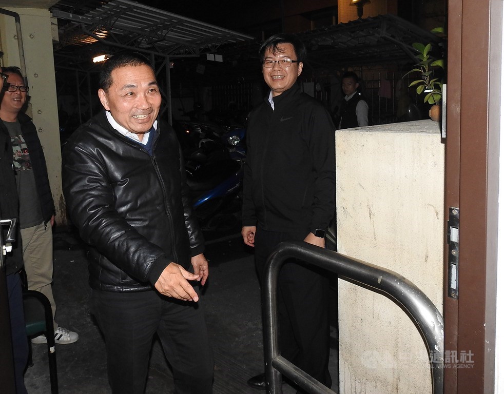 葉姓男子4日下午持玩具槍到新北市板橋區遠東路的玉山銀行行搶,警方不到4小時火速逮人,市長侯友宜(前左)晚間低調到板橋分局肯定及慰勉警員。中央社記者王鴻國攝 108年3月4日