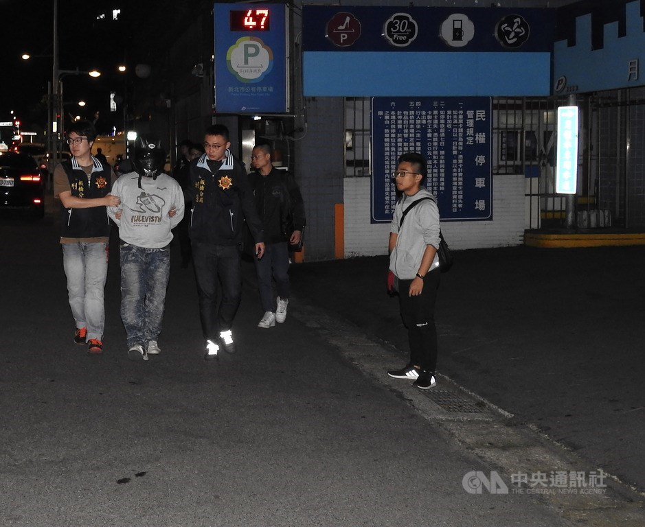 葉姓男子(左2)疑為債務問題鋌而走險,4日下午持玩具槍闖入新北板橋遠東路的玉山銀行搶劫,得手新台幣50萬元後逃逸,約4小時後遭警方逮捕。中央社記者王鴻國攝 108年3月4日