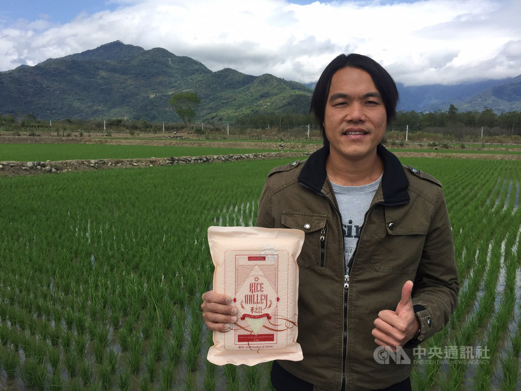 台東池上青農魏瑞廷利用二二八連續假期獨闖香港,成功搶下4公噸白米出口香港訂單。中央社記者盧太城台東攝 108年3月5日