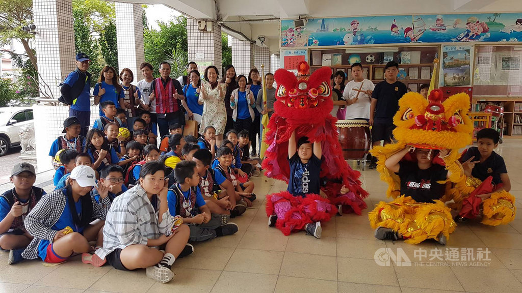 屏東縣牡丹鄉高士國小學童5日到高雄市苓雅區成功國小交流,攜手共學,並體驗成功國小特色課程舞獅,留下美好回憶。(高雄市成功國小提供)中央社記者程啟峰高雄傳真 108年3月5日