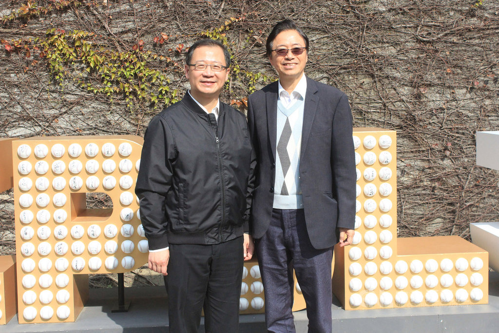 前行政院長張善政(右)5日到華山1914文化創意產業園區參觀中華職棒30週年特展時表示,之前曾與中職會長吳志揚(左)到台南看過棒球,明年總統選舉他有信心「三振」對手。中央社記者楊啟芳攝 108年3月5日