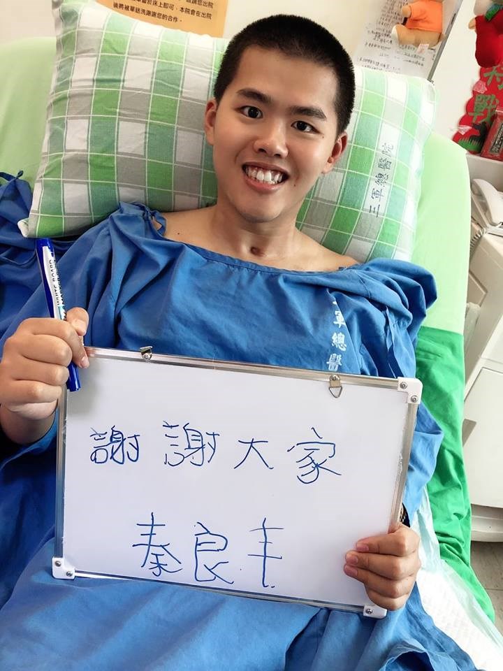 傘兵秦良丰去年5月執行反空降操演時自高空墜地受傷,5日上午將從台北三總轉院至高雄三總,以方便後續復健。(圖取自秦天人臉書facebook.com)