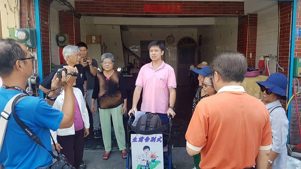 小腦萎縮症患者林子期(中)5日第4度啟程踏上環島旅行,他表示,自覺體力日漸虛弱,將把這次環島行程視為一場「生前告別式」。(取自林子期臉書)中央社 108年3月5日