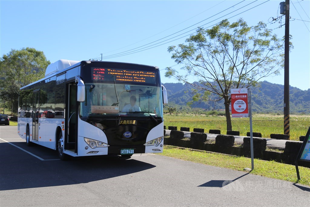 春遊補助將取消星級旅館或好客民宿加碼500元的方案,只要旅客入住合法旅館,每人都是補助500元。圖為台灣好行旅遊景點接駁公車。(中央社檔案照片)