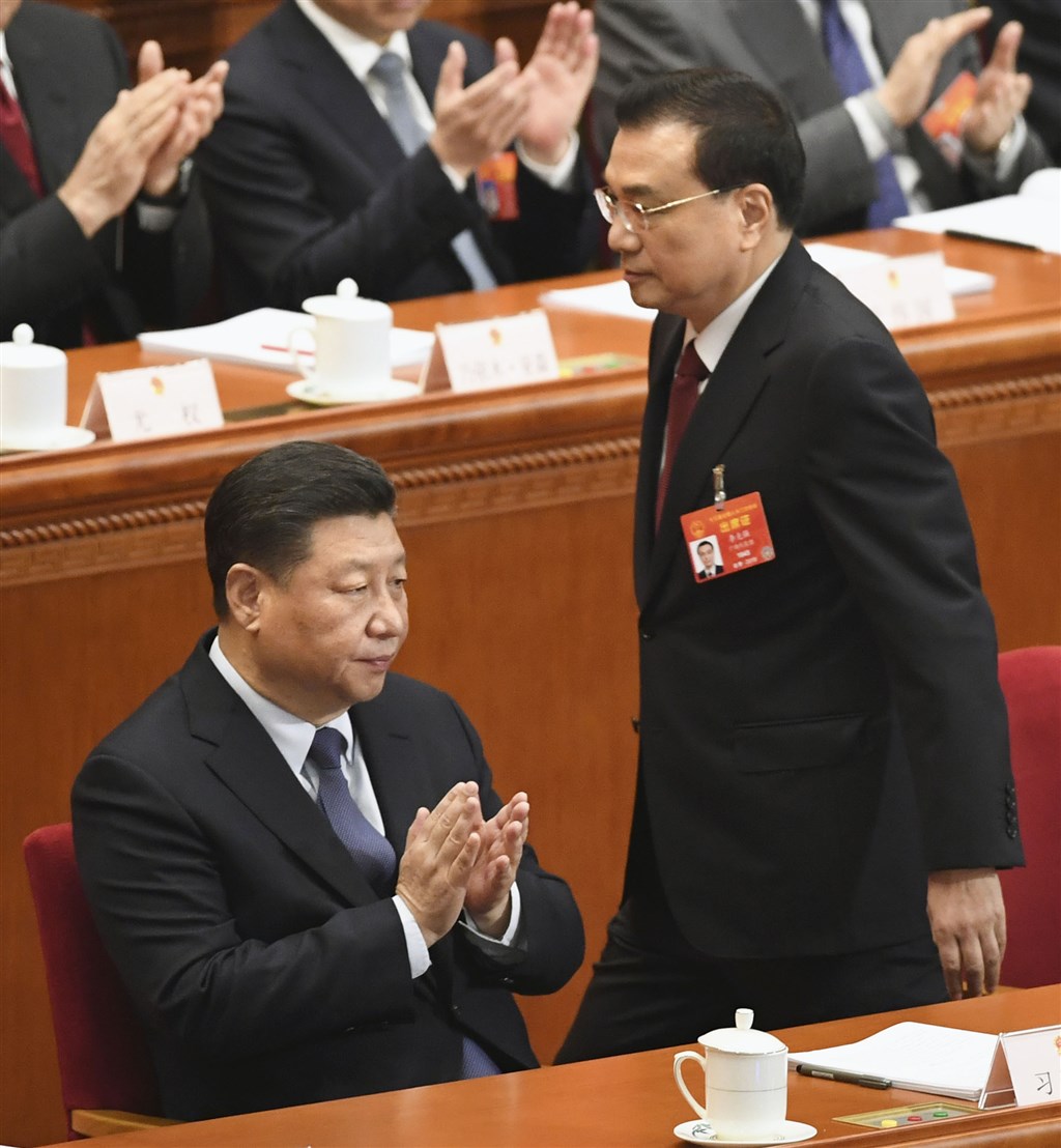 中國國家主席習近平(前左起)與總理李克強出席全國人民代表大會。(共同社提供)
