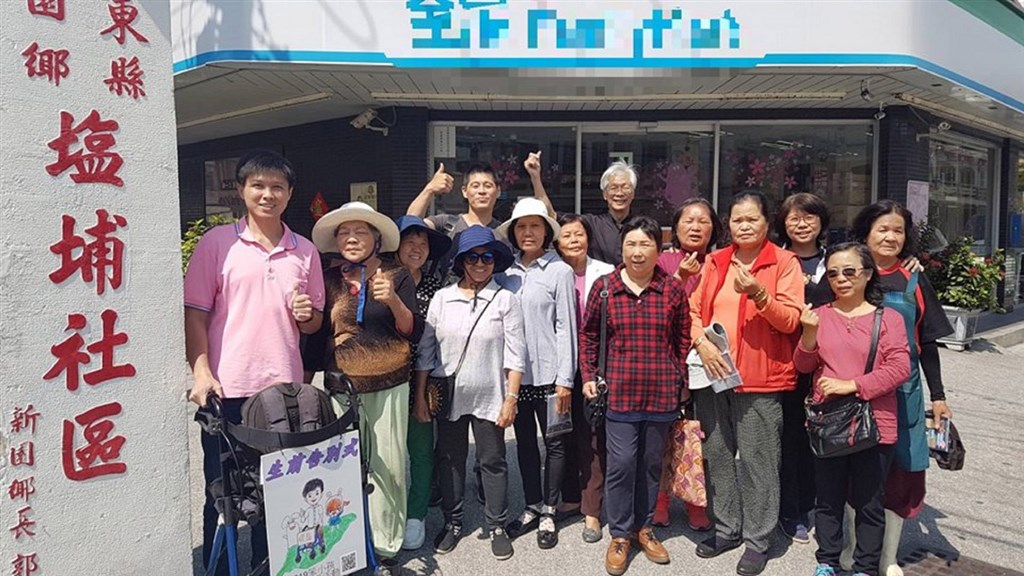 罹患罕見疾病「小腦萎縮症」的屏東縣新園鄉鄉民林子期(左),5日從家鄉出發,展開作為自己「生前告別式」的環島旅程,大批親友到場見證,為他加油。(取自林子期臉書)中央社 108年3月5日