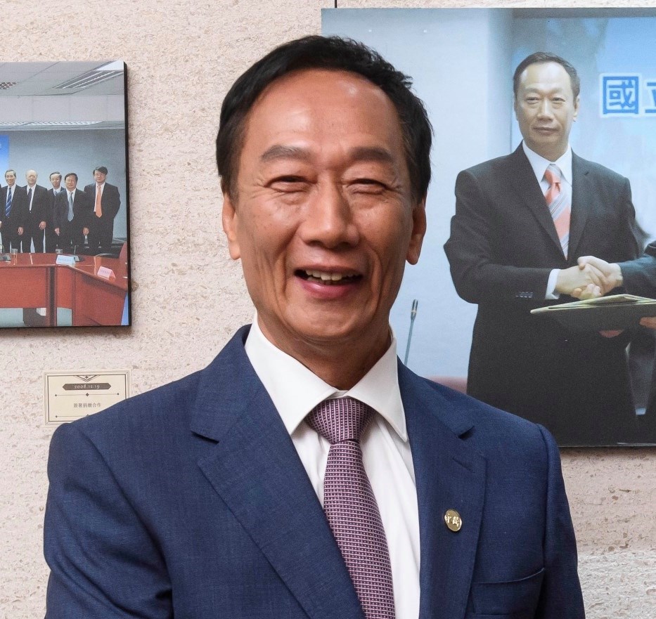 鴻海董事長郭台銘臉書6日貼文公布午餐菜單。臉書小編開玩笑說,郭董是「平民米粉控」。(圖取自facebook.com/TerryGou1018)