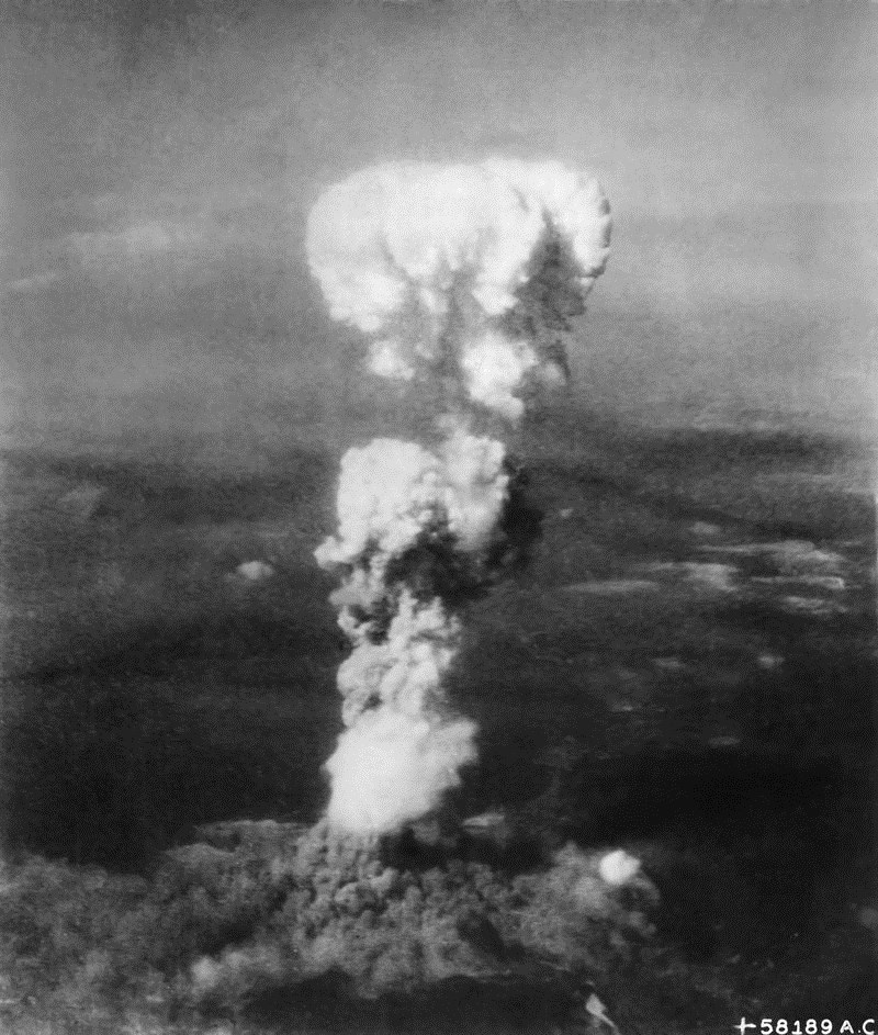1945年8月6日美軍在日本廣島投下人類史上第一顆原子彈。圖為廣島原子彈爆炸後產生的蕈狀雲。(圖取自維基共享資源,版權屬公有領域)