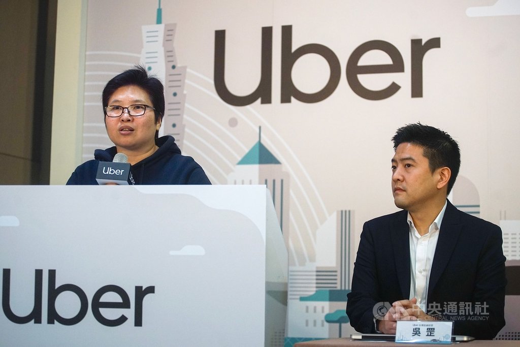 叫車服務Uber與租賃車行代僱駕駛6日在台北舉行記者會,代僱駕駛認為修法後限制租車時間要1小時以上,不到1小時車程卻要消費者付1小時車資,質疑這條新規範一旦上路,將沒有人願意叫車。右為Uber台灣區總經理吳罡。中央社記者裴禛攝 108年3月6日