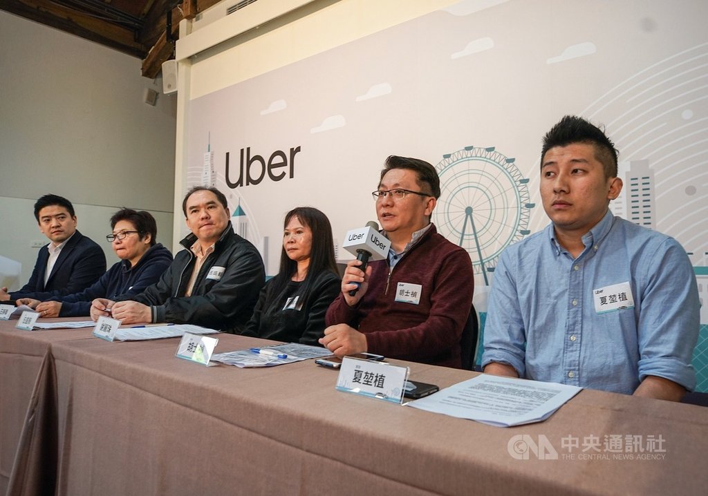 Uber台灣區總經理吳罡(左)與租賃車行代僱駕駛6日在台北舉行記者會,呼籲政府共同照顧計程車與租賃車,盼交通部暫停或暫緩於2月21日公布的小客車租賃業與資訊科技平台合作的條文修正規範,支持多贏的解決方案。中央社記者裴禛攝 108年3月6日