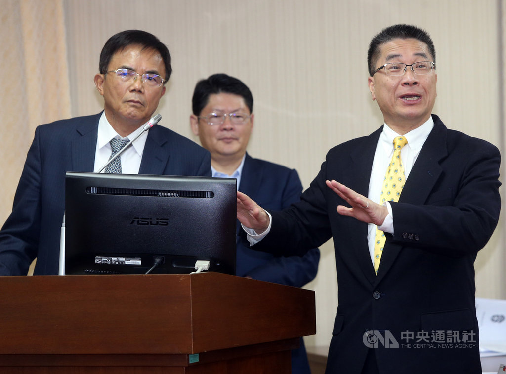 對於讓酒駕累犯到殯儀館上課體驗震撼教育,內政部長徐國勇(右)6日在立法院表示,有正反意見,可能會讓酒駕累犯「心裡毛毛的」,有震撼作用,但也有人認為是對往生者不尊重,可能要做相關的民調會比較好。圖左為法務部次長蔡碧仲。中央社記者鄭傑文攝 108年3月6日