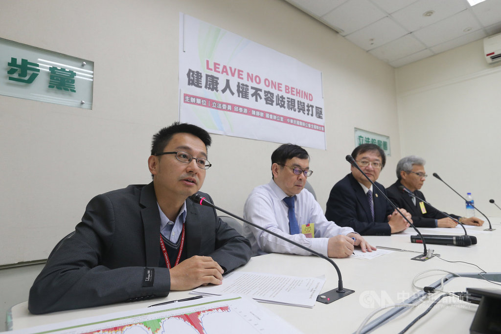 台灣缺席世界衛生組織2月在中國大陸北京舉行的流感疫苗選株會議;疾管署副署長羅一鈞(左)6日表示,會透過管道接洽與會專家、蒐集會議資料,務求不會有資訊上的落差;未來會持續爭取,派專家到現場參加會議。中央社記者徐肇昌攝 108年3月6日