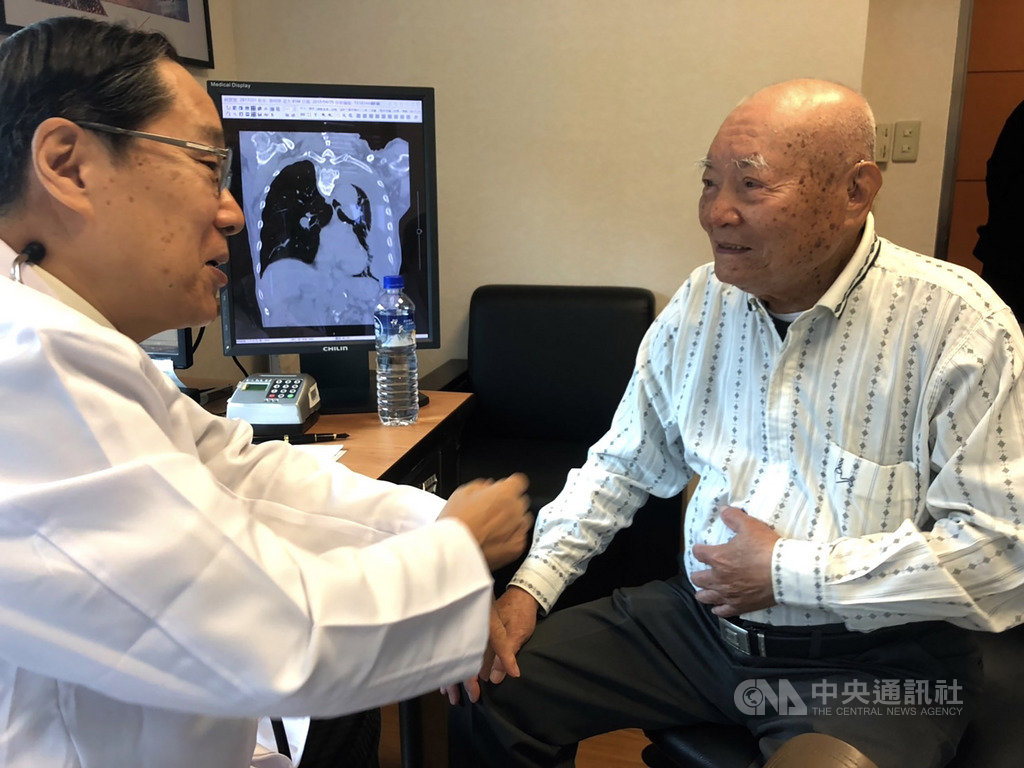 日本長崎縣長崎市役所6日在台北舉辦台灣核爆受害者健康諮詢,家住嘉義、高齡90歲的蔡崇金(右)北上參與,並受訪回憶當年原爆景象,表示至今想起仍心有餘悸。中央社記者張茗喧攝 108年3月6日