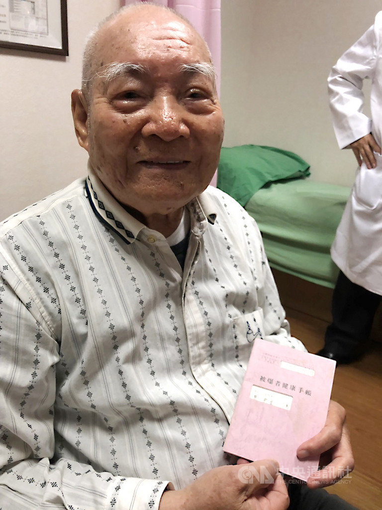 日本長崎縣長崎市役所6日在台北舉辦台灣核爆受害者健康諮詢,以1945年8月間在廣島、長崎受到核爆傷害者為對象,家住嘉義、高齡90歲的蔡崇金特地北上前來檢查。中央社記者張茗喧攝 108年3月6日