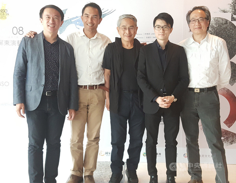 國家交響樂團(NSO)音樂總監呂紹嘉(右)再與雲門舞集創辦人林懷民(中)合作重現經典歌劇「托斯卡」,8日將在屏東演出,6日兩人一起到屏東宣傳南部唯一演出場次。(屏東縣政府提供)中央社記者郭芷瑄傳真 108年3月6日