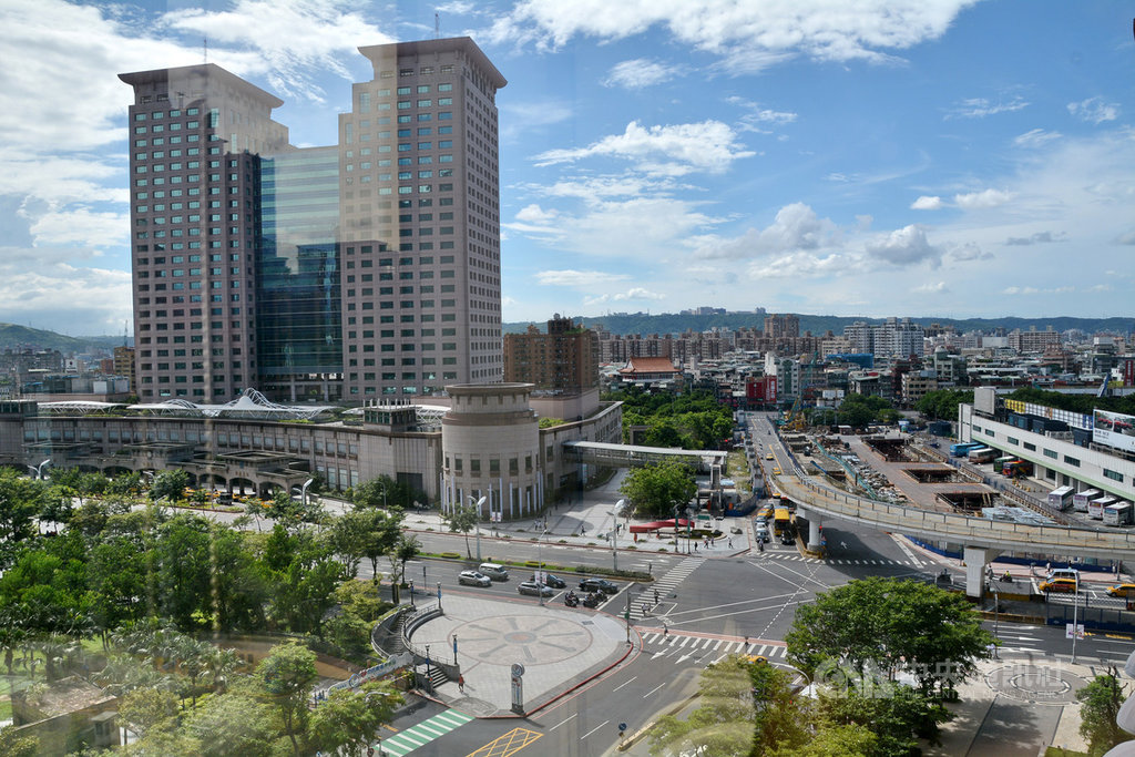新北市民政局長柯慶忠6日表示,新北市生活機能提升,讓原本預計今年6月達標的400萬人口,可望4月底提前達標。圖為板橋市區交通主要骨幹。(資料照片)中央社記者黃旭昇新北攝 108年3月6日