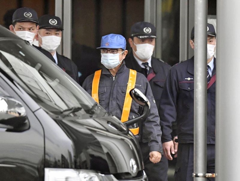 前日產汽車公司董事長戈恩(前中)被拘押108天後,6日交保獲釋。(共同社提供)